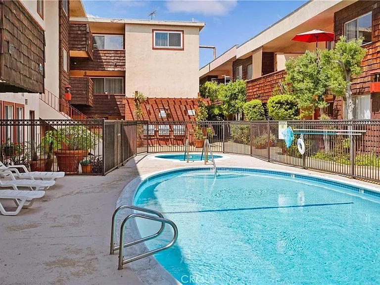 Newcastle Ave APT 66, Encino, CA