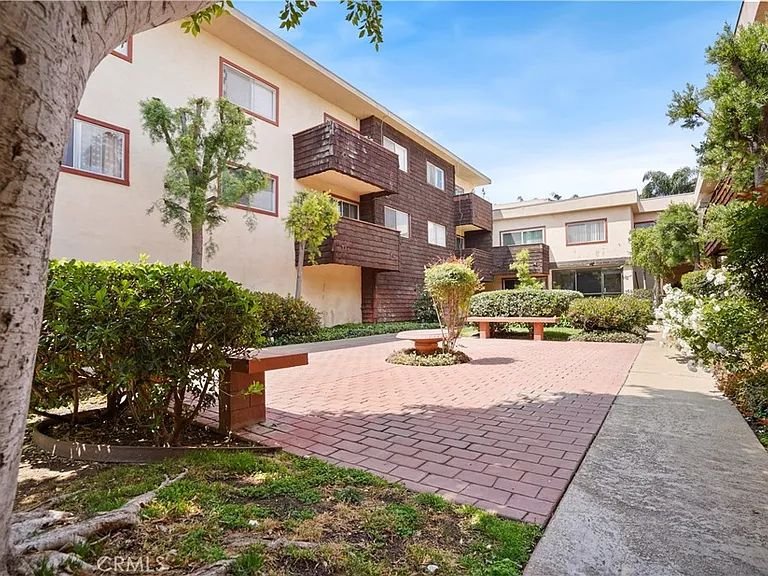 Newcastle Ave APT 66, Encino, CA