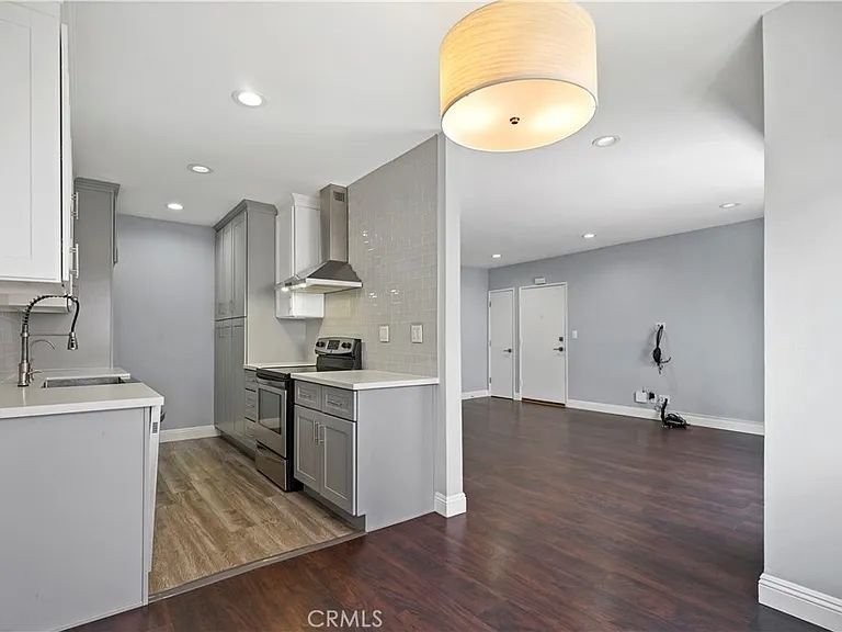 Newcastle Ave APT 66, Encino, CA